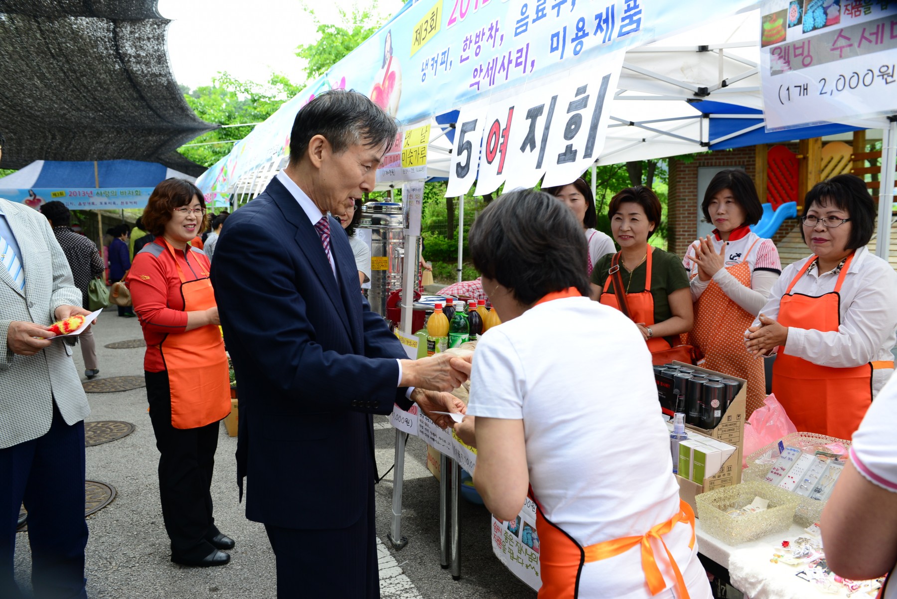 사랑의 바자회 현장 1